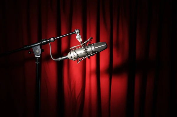 Microfone vintage e cortina — Fotografia de Stock