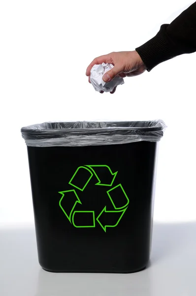 재활용 쓰레기통으로 손 — 스톡 사진