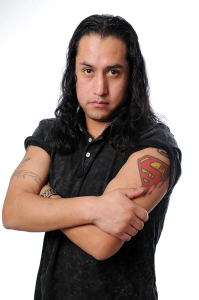 Homem jovem hispânico com cabelo comprido — Fotografia de Stock