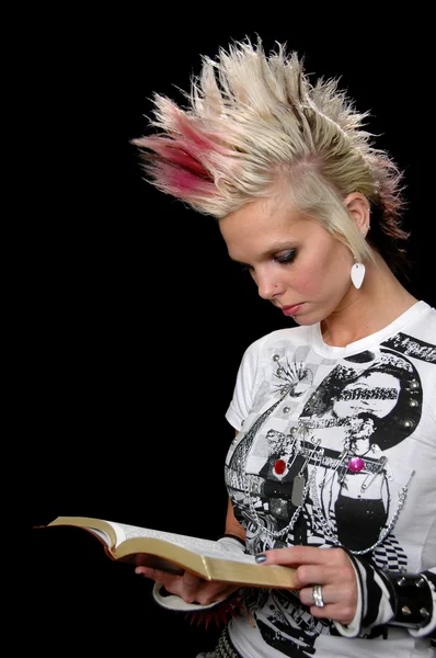 Punk meisje met Bijbel — Stockfoto