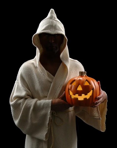 Hombre con capucha con Jack-o-Linterna — Foto de Stock