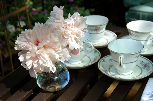 Kínai Porcelán csészék és pünkösdi rózsa — Stock Fotó