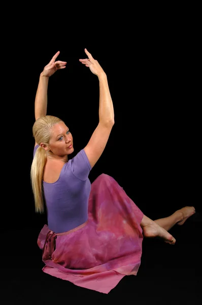 提高手的芭蕾舞女演员 — 图库照片