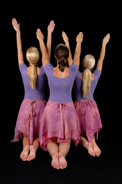 Балерины, поднимающие оружие — стоковое фото