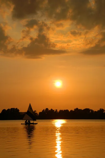 Veleiro ao pôr-do-sol — Fotografia de Stock