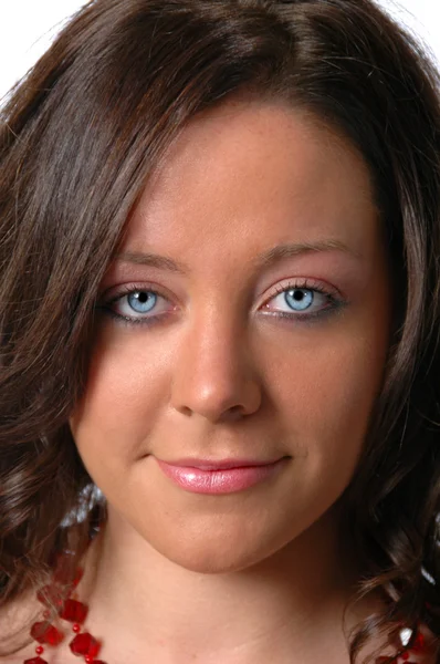 Jovem mulher com olhos azuis sorrindo — Fotografia de Stock