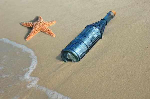 Ina şişe Starfish ve mesaj — Stok fotoğraf