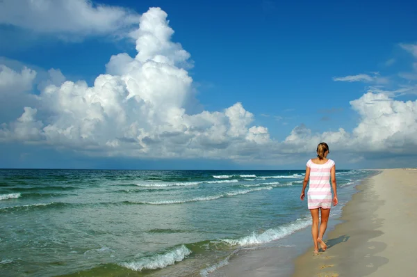 行走在岸上的女人 — 图库照片
