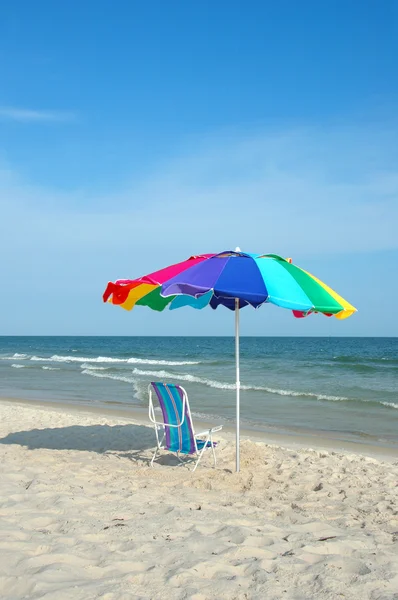 Kleurrijke paraplu en stoel — Stockfoto