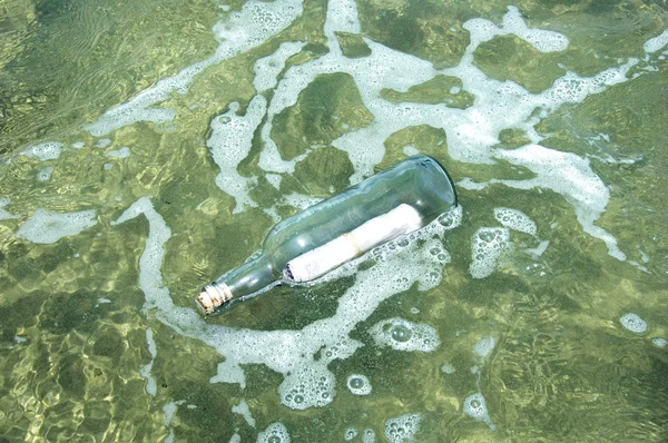 Mensaje en una botella flotante —  Fotos de Stock