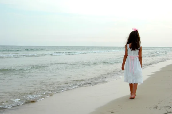 Chica caminando en la playa — Foto de Stock