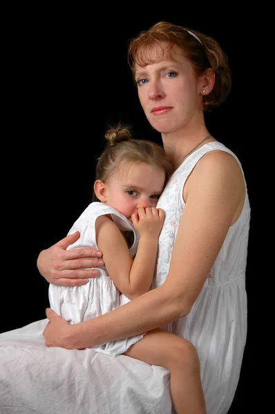 Обнимашки матери и дочери — стоковое фото
