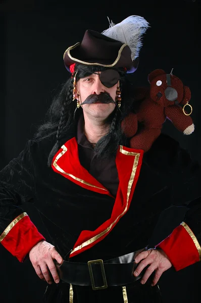 Pirat poserar med Björn på axel — Stockfoto