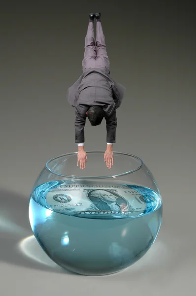 Muž potápění do mísy — Stock fotografie