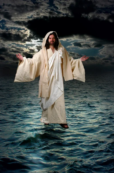 Jesús caminando sobre el agua — Foto de Stock