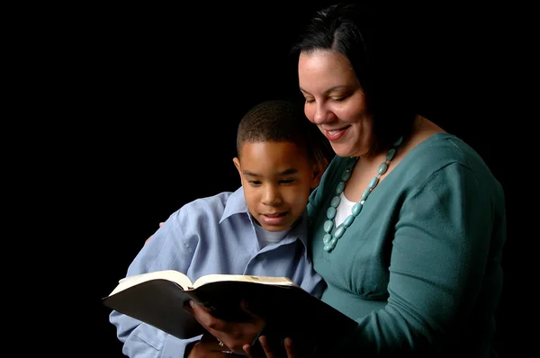 Moeder lezen van zoon — Stockfoto