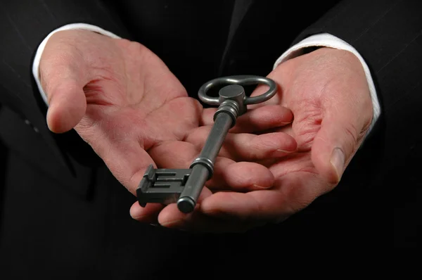 Mãos segurando a chave — Fotografia de Stock