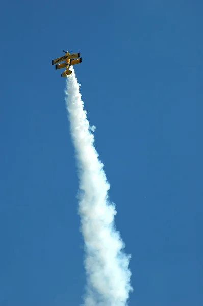 Avião durante manobra aeróbica — Fotografia de Stock