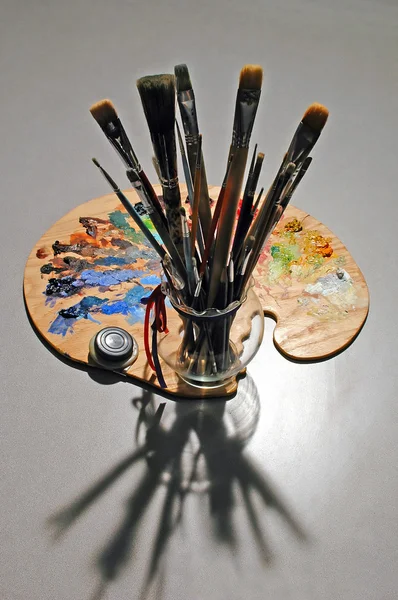 Artist's Brushes and Palette with Shadows — Stock Photo, Image