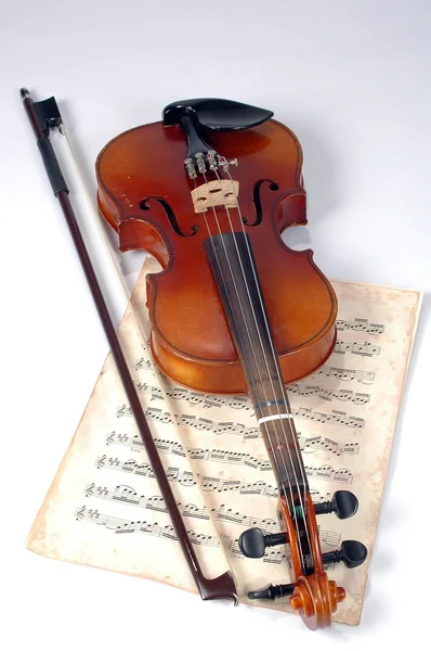 Vecchio violino con spartito musicale — Foto Stock