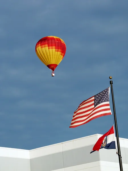 Hot Air Baloon og flag - Stock-foto
