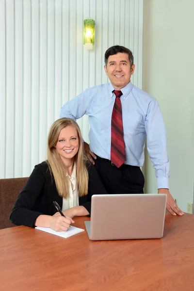 Hivatalban lévő férfi és nő — Stock Fotó