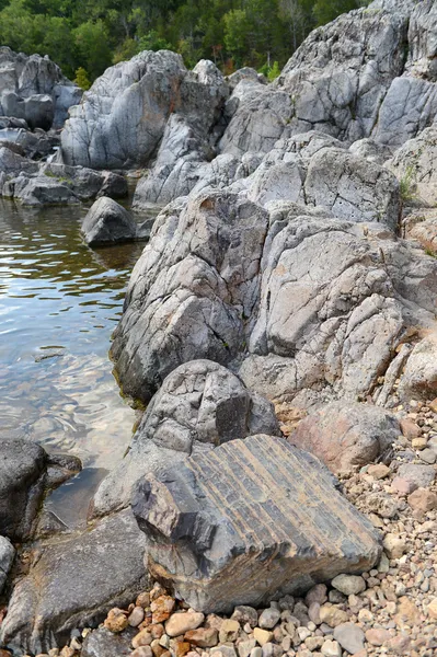 Rzeki przepływające przez duże skały w johnson shute ins — Zdjęcie stockowe