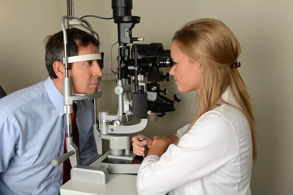 Eye Doctor con paziente durante l'esame — Foto Stock