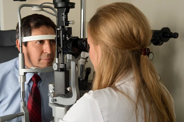 Médico examinando paciente — Fotografia de Stock