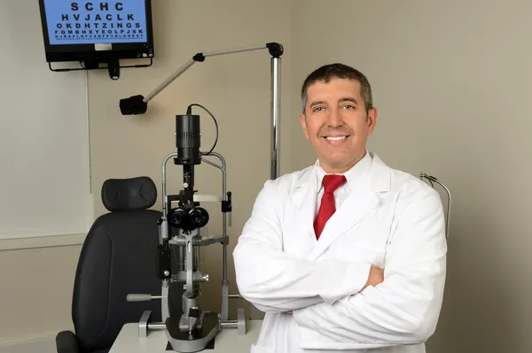 Hispanic Optician in Examination Room — Stock Photo, Image