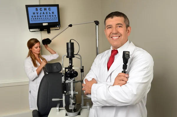 Eye Doctor ed Essistant nella sala d'esame — Foto Stock