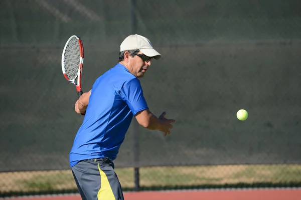 Senior Hispanic Playing Tennis — Stock Photo, Image