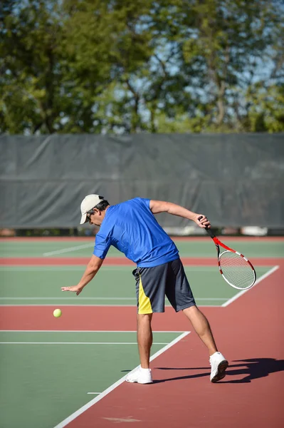 Hombre maduro jugando tenis —  Fotos de Stock