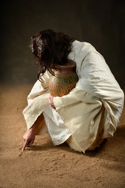 Jesús escribiendo en la arena — Foto de Stock