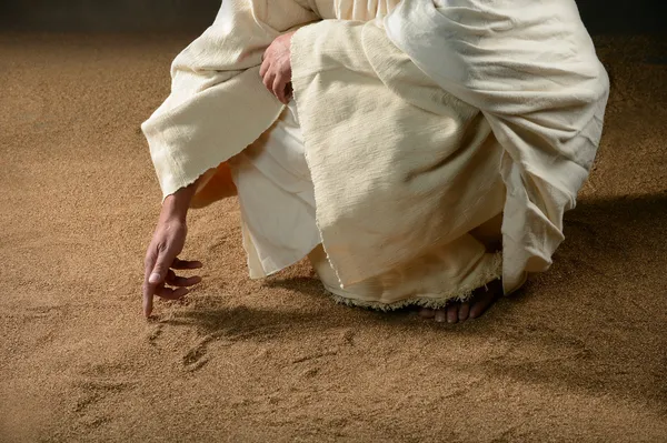 Jésus écrivant dans le sable — Photo