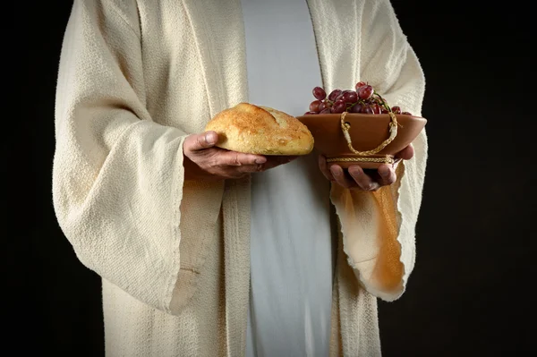 예 수께 서 손을 잡고 빵과 포도 — 스톡 사진