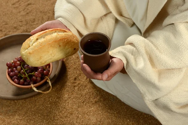 Manos de Jesús sosteniendo pan y vino — Foto de Stock