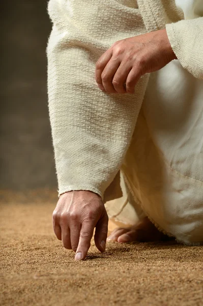 Jesús Dedo Escribiendo en la Arena — Foto de Stock