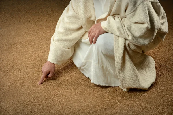 Jesús escribiendo en la arena — Foto de Stock