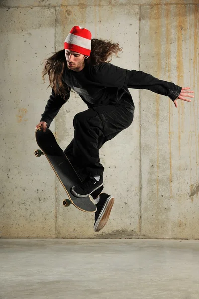 Salto dello skateboarder — Foto Stock