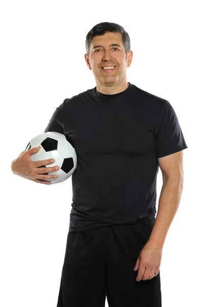Uomo ispanico che tiene il pallone da calcio — Foto Stock