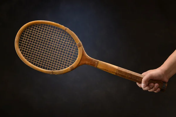 Man 's Hand Holding Vintage Tenis Racket — Stok Foto