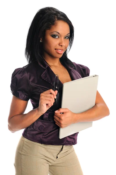 Афроамериканская предпринимательница с папкой в руках — стоковое фото