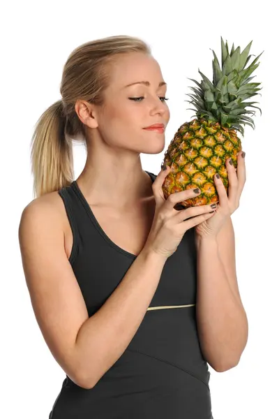 Jonge vrouw bedrijf ananas — Stockfoto