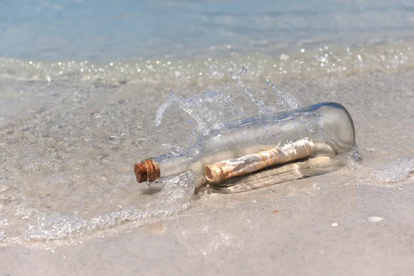Mensaje en una botella en la orilla — Foto de Stock