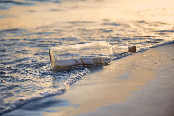 Messaggio in una m bottiglia Tramonto — Foto Stock