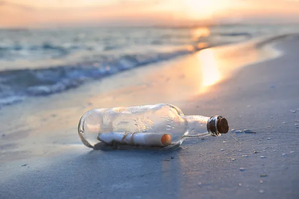 Message dans une bouteille au coucher du soleil — Photo