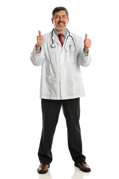 Médico hispano mostrando pulgares hacia arriba — Foto de Stock