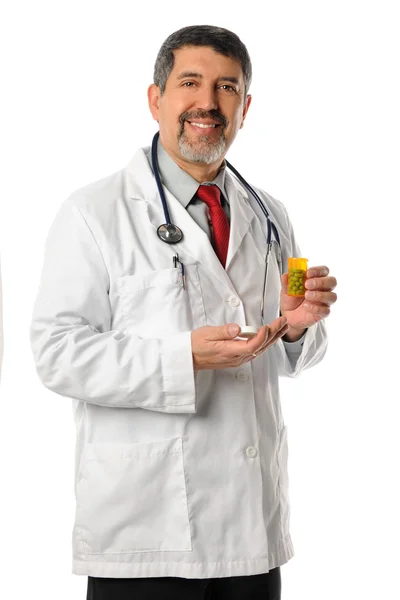 Médico hispano sosteniendo píldoras recetadas — Foto de Stock