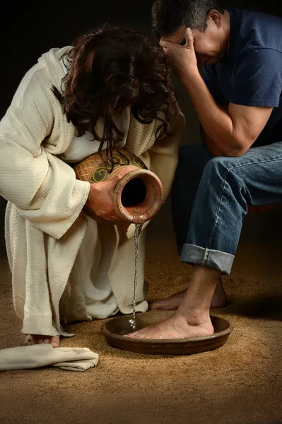 Gesù che lava i piedi dell'uomo Immagini Stock Royalty Free